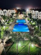 Emmraude- appartement avec 2 chambres, salon ,avec piscine 2 minutes de la plage