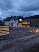 Cabana Trei Brazi cu ciubăr și loc de joacă exterior