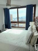 Habitación con baño privado, con una vista espectacular a la playa Cavancha