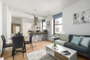 Modern 2-Bed Near Clapham Battersea Park & River