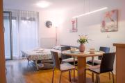 Family Apartment LEA-Sleeps 4, Free Parking