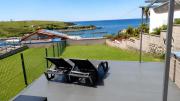 Villa en la playa con vistas al mar y jardín