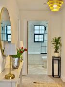 4 Bed Luxury Stay,Hot tub,Sleeps 9,Private Parking