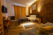 Julia Apartments Decebal - new, central, train station, park, self check-in
