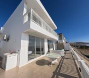 Casa con piscina y espectacular vista al mar