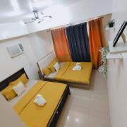 Moa Staycation near naia terminal Wi-fi and Nitflex , Pool View