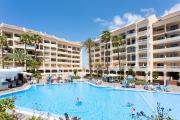 Central 1 Bedroom Apartment Communal Heated Pool