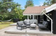 Cosy Holiday Home 300 Metres From Sandy Beach