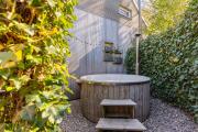 Thús yn Hantum Vakantiehuisje met hottub in Friesland