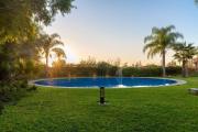 Kingsize bed apartment with pool & smart tv and wifi