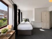 Comfortable 2 bedroom House Private Van Parking Fast WiFi Garden and Patio