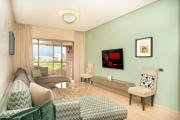 Pool View Apartment 5 Min from Airport