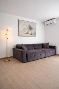 Modern Apartment-close to main beach