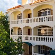 Beachside Getaway Private 1-Bedroom Apartment with Pool