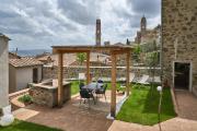 Montalcino Townhouse with Private Garden & Spa