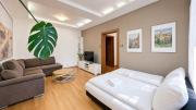 2BR APT with garage parking, walking to centre and stadiums
