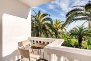 City Center Apt With a Stunning Beach View & WiFi