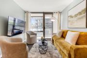2BR Downtown Toronto Condo + Parking, Sleeps 7