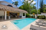 House with pool 300 m from Las Ballenas beach