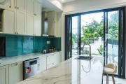 Luxury Mi-a Villa LaGi 4pn, huge salted pool, outdoor bbq and kara, up to 20