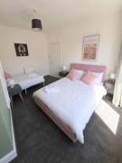 House Sleeps 7 with WiFi