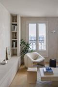 Spacious apartment overlooking the Eiffel Tower