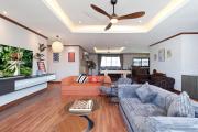 Top Sathani Khlong Tan