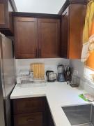 Luxury 2BR king bed, pool, gym, gated, near Kingston