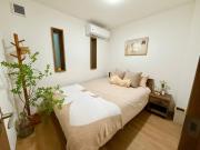 Walking distance to Osaka Castle Park Located in Osakas residential area 3-5 minutes on foot to the station Direct access to Shinsaibashi and Tsūtenkaku 2 toilet and 2 bathrooms