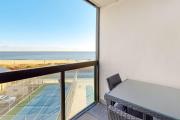 Charming beach condo overlooking tennis courts with balcony & pools