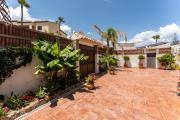 Villa with private pool and direct access to the beach