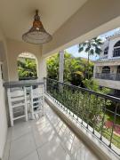 Bright Condo, Walk to Beach, Shops, Dining