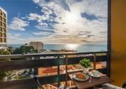 Estudio con vistas al mar junto a la playa