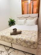 Airport Apartment 5 minutes walk, perfect for Early & Late Flights