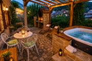 Rustic Garden & Jacuzzi Retreat