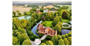 Gut Petersdorf Lensahn - ideal für Familien und Hunde - mit Kamin, Parkblick, Terrasse, eingezäuntem Garten und E-Ladestation