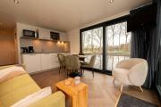 Welcome in - Houseboat Boatique Sneek - Unieke beleving, wakker worden op het Sneekermeer