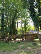 tente type yourth dans les bois proche animaux