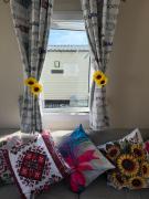 Seaside Caravan in a Leisure Park with WiFi & Parking - 3 bedrooms