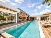 Dreamy 5BR Haven, 200m to Berawas Blissful Beach