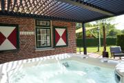 De Brittenburg 4-persoons, finse sauna, hottub, sunshower, grote zonnige omheinde tuin, wifi en huisdier vriendelijk