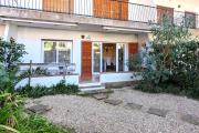 Bajo con Jardin cerca de la Playa by Host&Joy