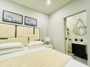 Cozy and Warm-Private Queen Bedroom with Private Bathroom & shared Kitchen& Lounge