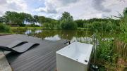 Carafun met buitenbad aan het water