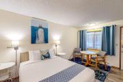 Retro beach hideaway with fast WiFI - walk to downtown attractions