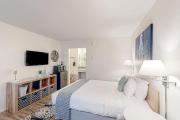Cute beach room with fast WiFI - walk to downtown shops & eats