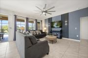 6 Bedrooms 55 Bathrooms Solterra 7841 Or