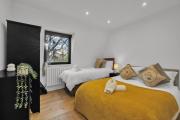Modern 2-Bedroom Apartment in Canada Water with parking for contractors Excellent Transport Links
