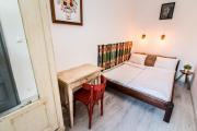 Chestnut Garden Apartment in historic downtown with AC