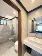 Star Night West Lake Premium Hotel